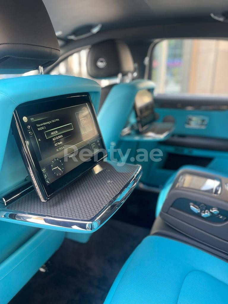 Schwarz Rolls Royce Ghost zur Miete in Dubai 6