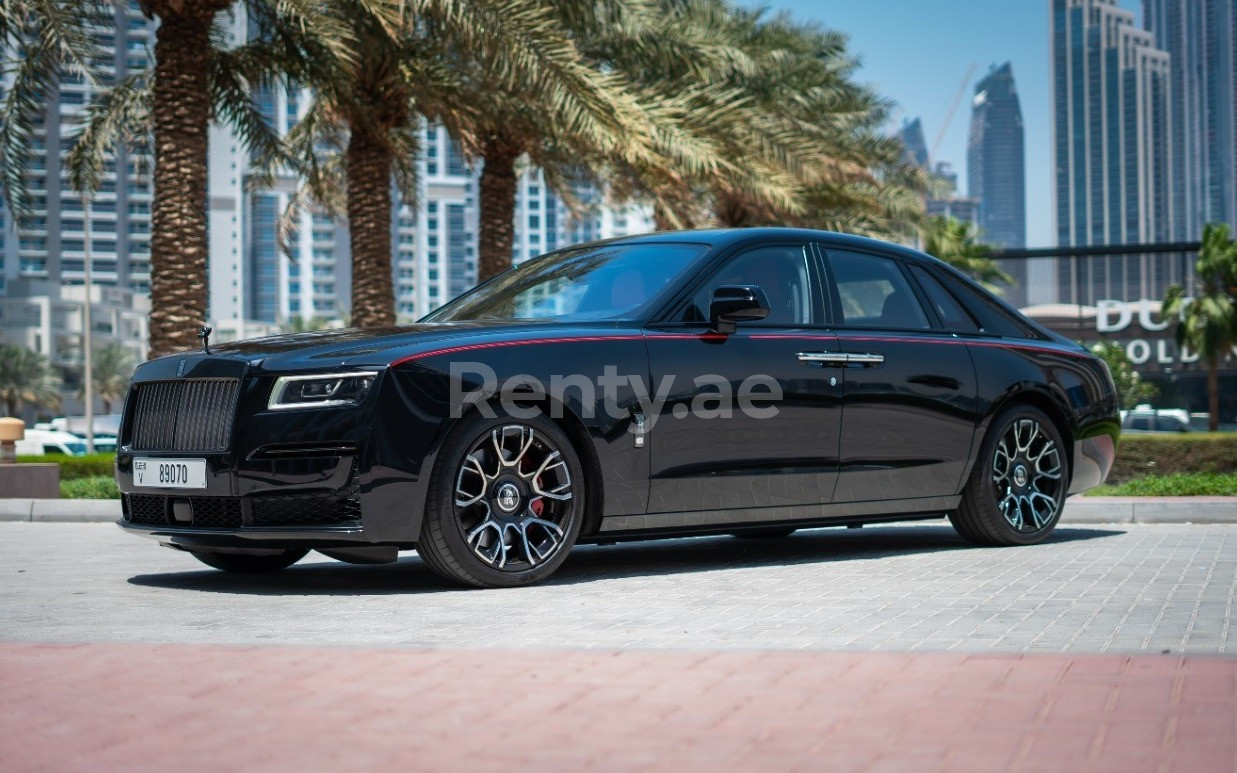 Negro Rolls Royce Ghost Black Badge en alquiler en Sharjah