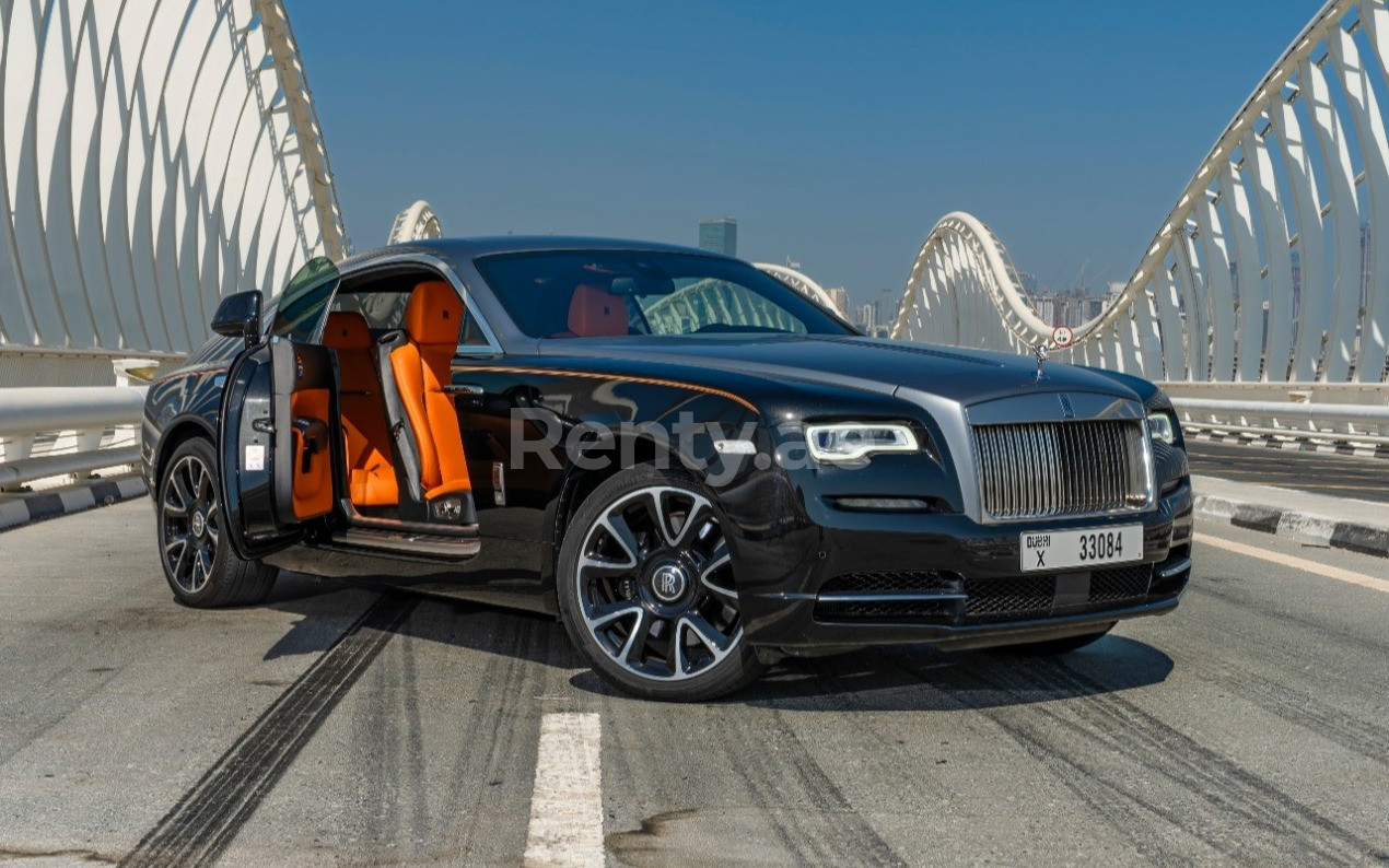 Negro Rolls Royce Wraith Silver roof en alquiler en Abu-Dhabi