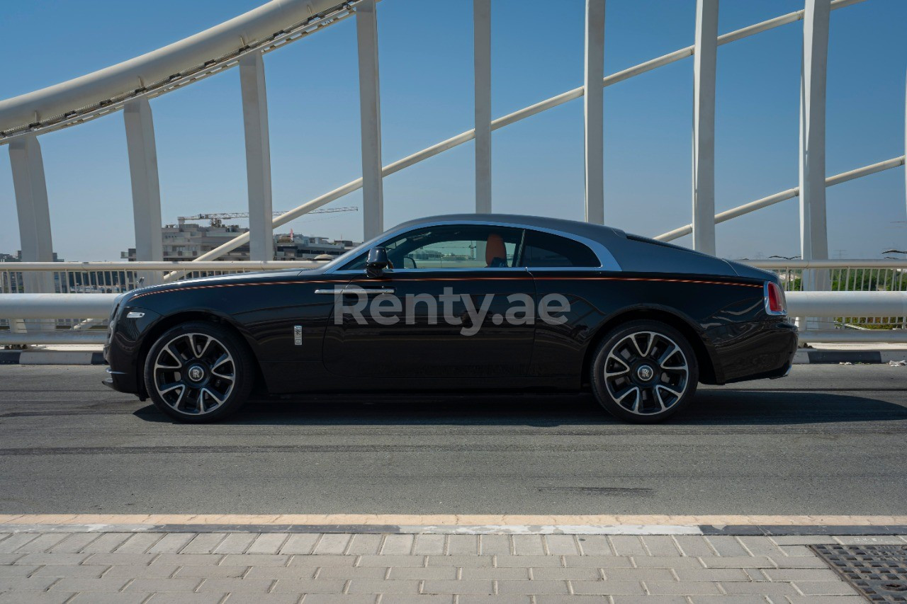 أسود Rolls Royce Wraith Silver roof للإيجار في دبي 1