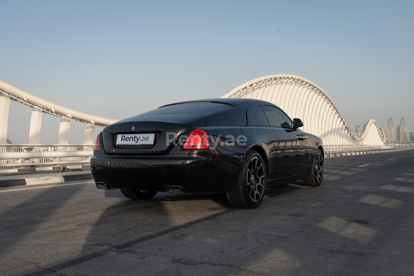 Noir Rolls Royce Wraith Black Badge en location à Sharjah 3