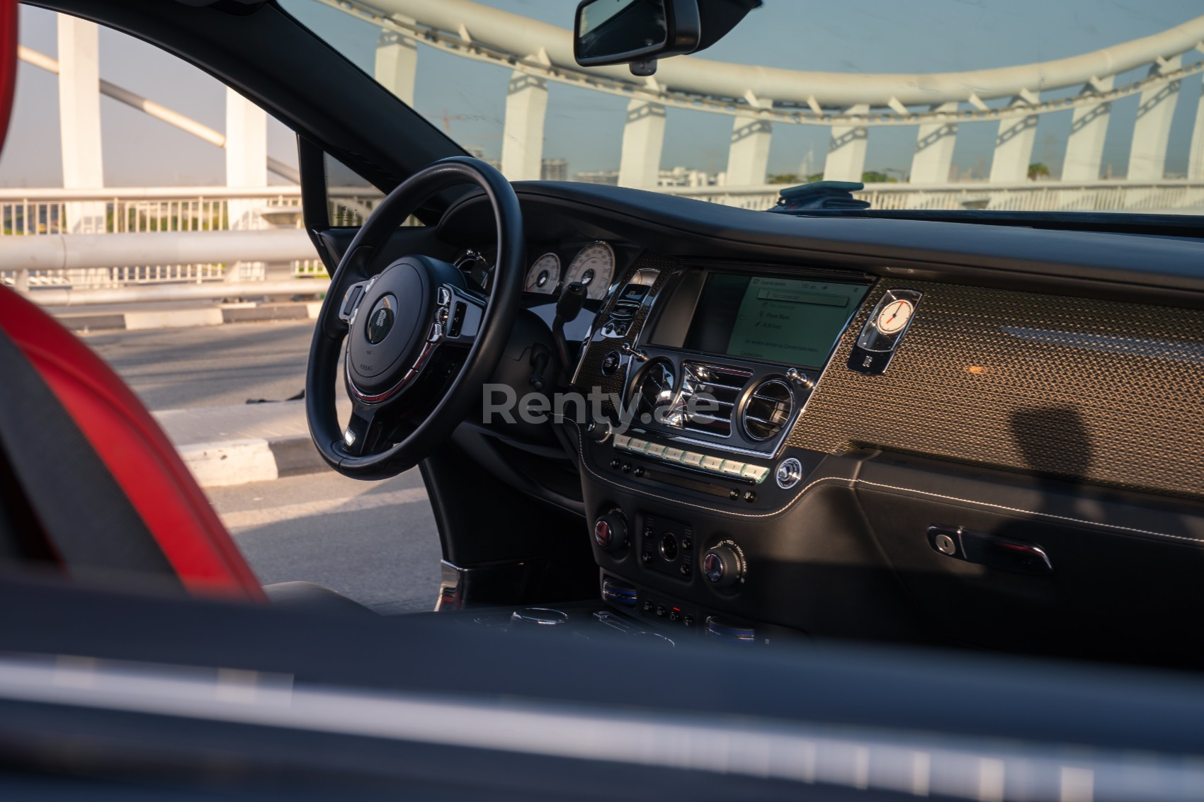 Noir Rolls Royce Wraith Black Badge en location à Abu-Dhabi 5