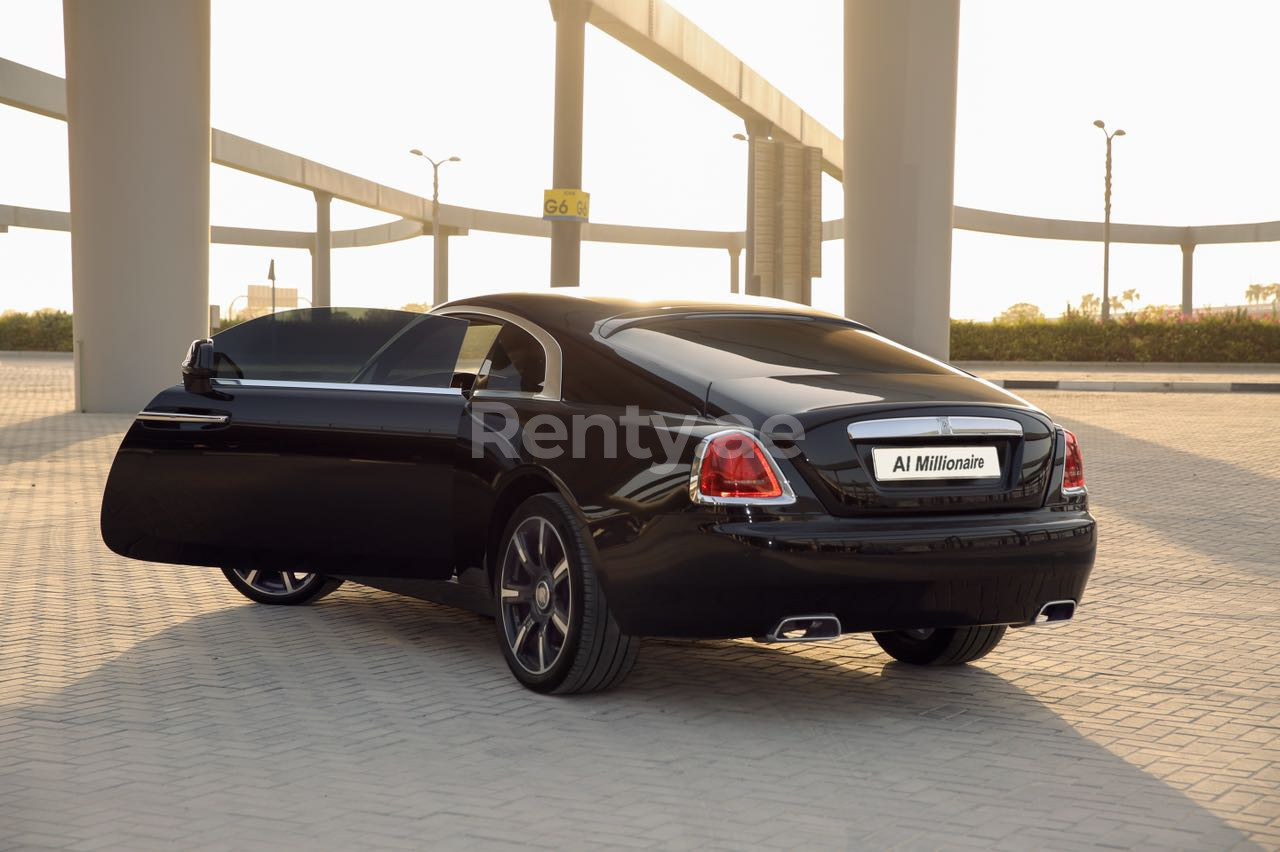 Noir Rolls Royce Wraith en location à Sharjah 1