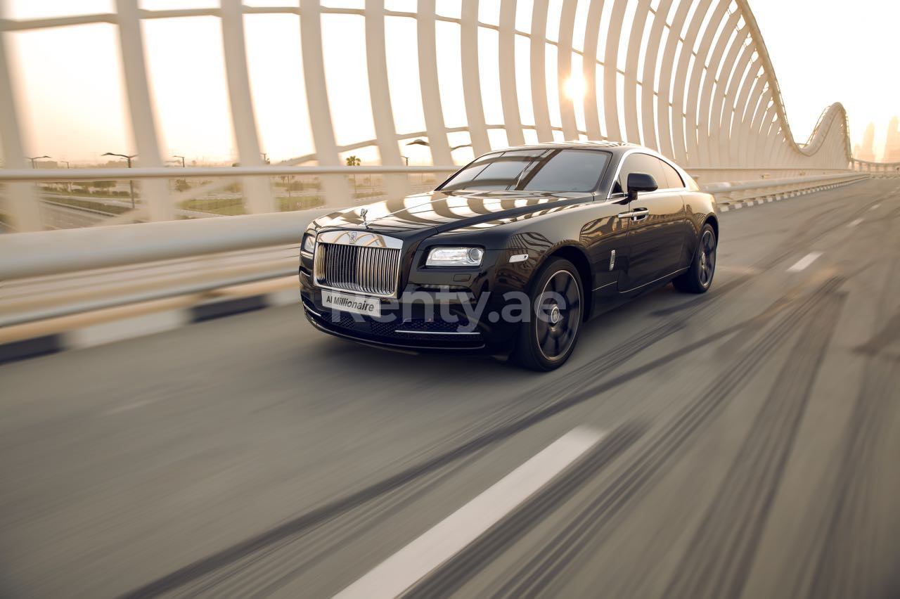 Noir Rolls Royce Wraith en location à Abu-Dhabi 3