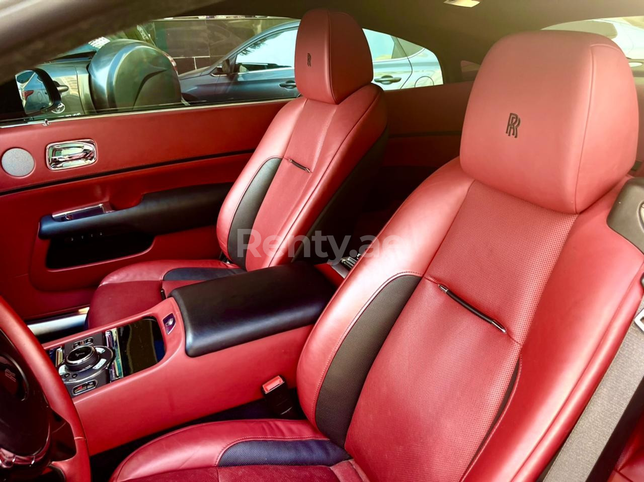 أسود Rolls Royce Wraith للإيجار في دبي 1