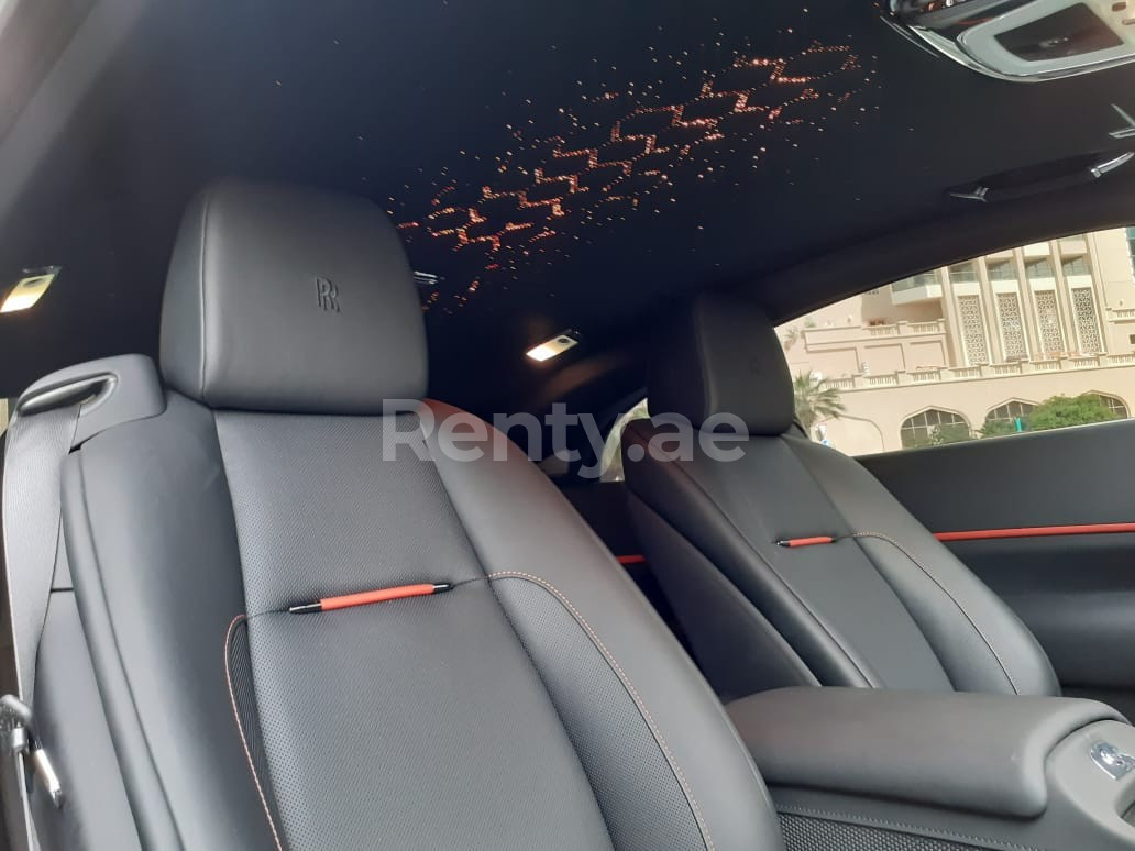 Negro Rolls Royce Wraith- BLACK BADGE en alquiler en Dubai 5