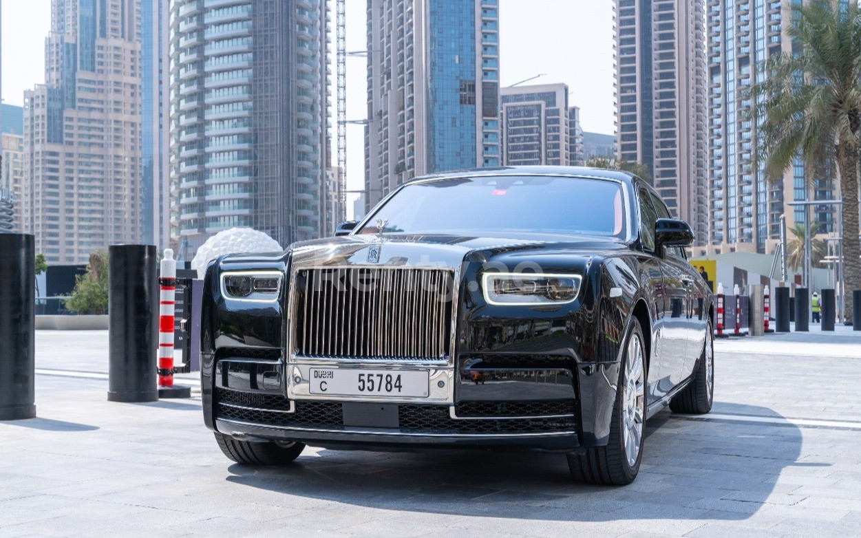 Noir Rolls-Royce Phantom en location à Abu-Dhabi