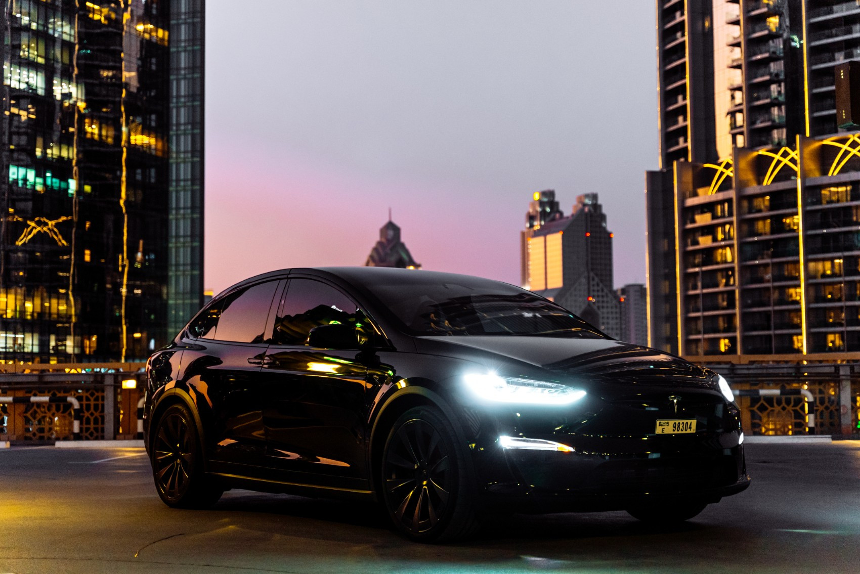 Negro Tesla Model X Plaid en alquiler en Sharjah 3