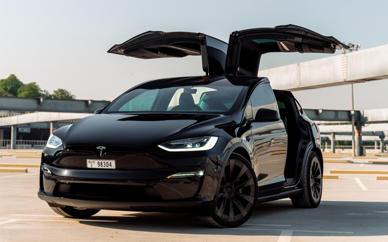 Schwarz Tesla Model X Plaid zur Miete in Dubai