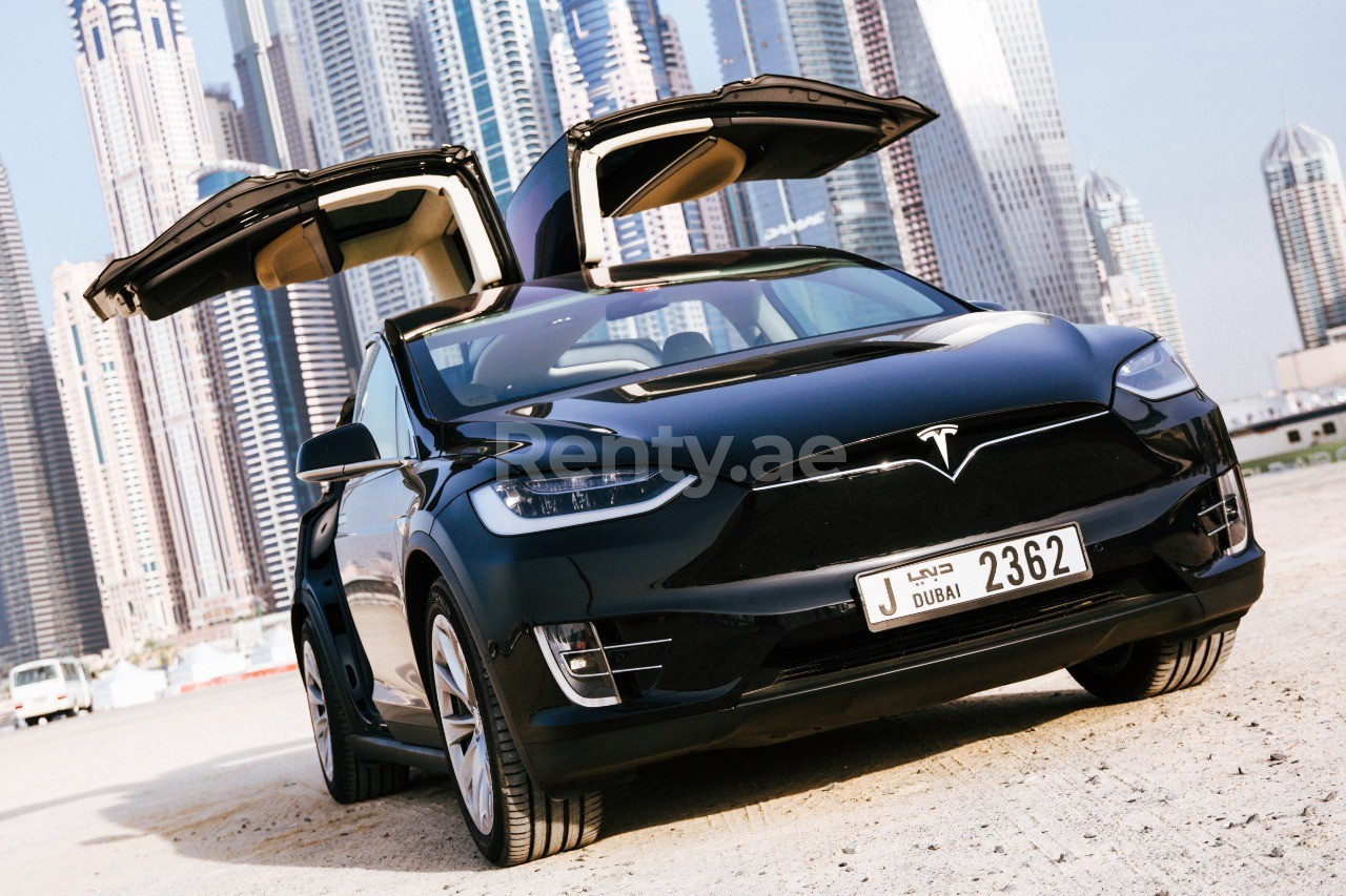 أسود Tesla Model X للإيجار في أبو ظبي 1