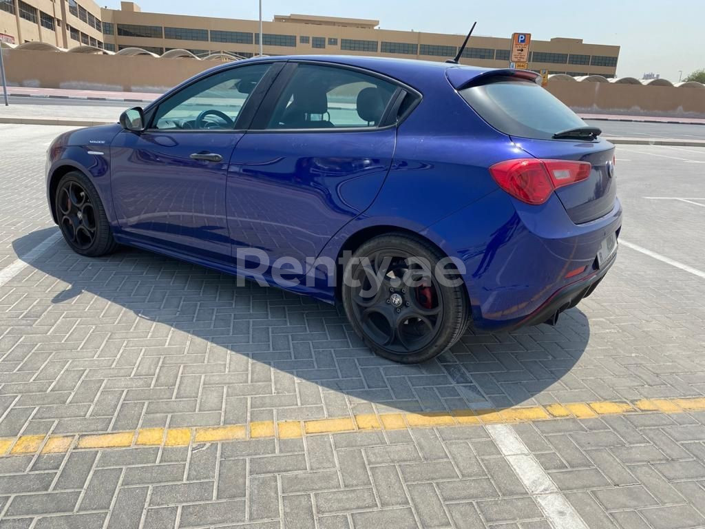 Blau Alfa Romeo Giulietta zur Miete in Dubai 0