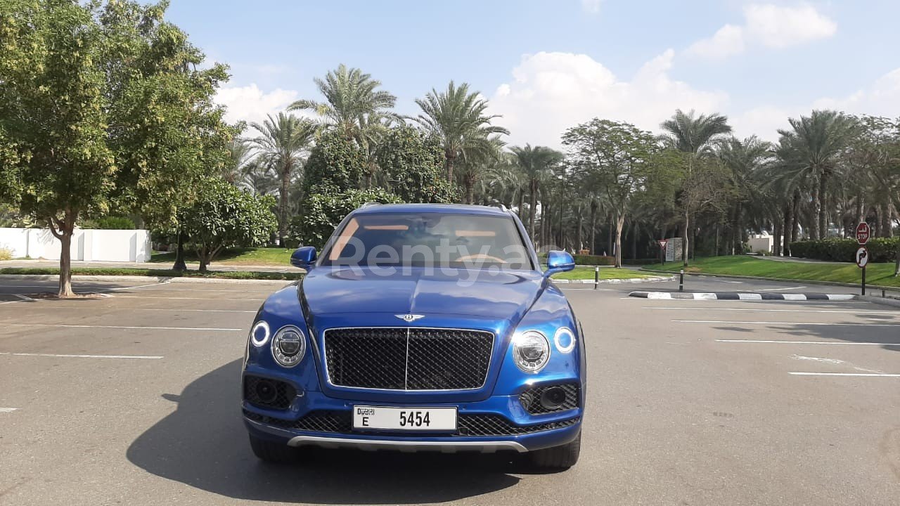 Синий Bentley Bentayga в аренду в Шарджа 1