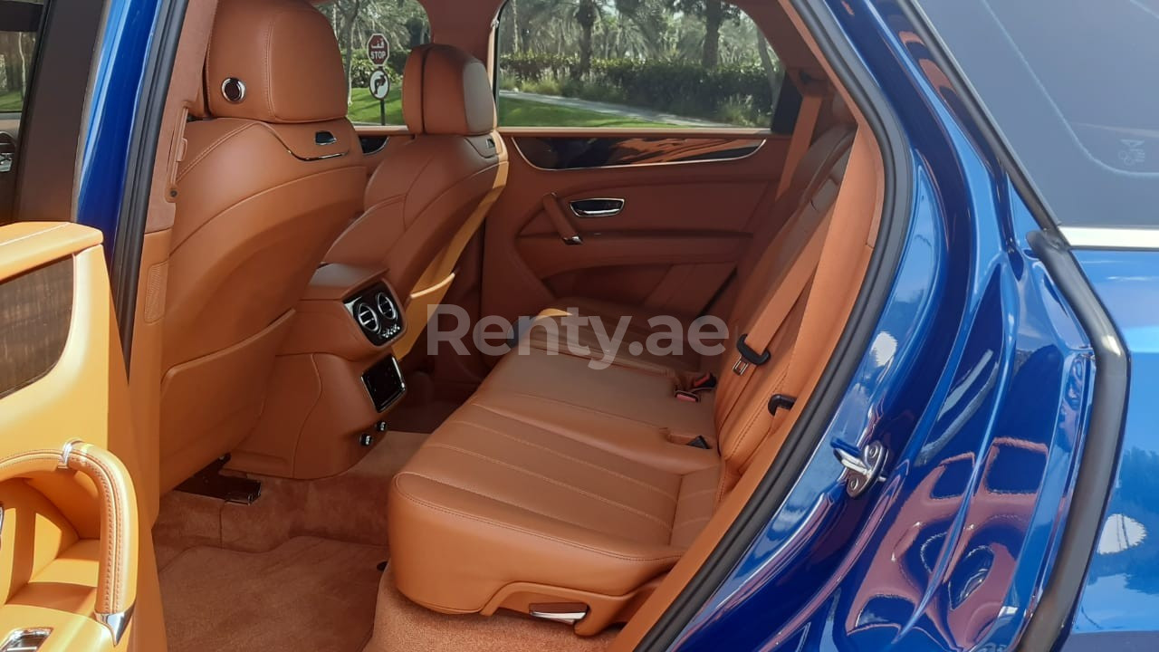 أزرق Bentley Bentayga للإيجار في الشارقة 5