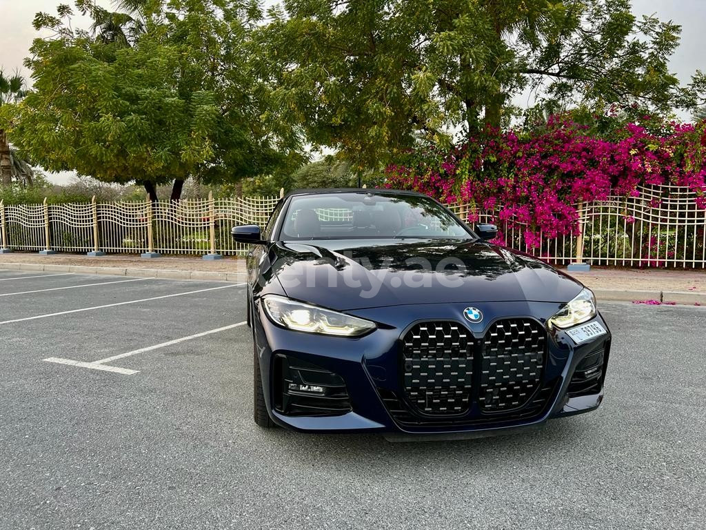 Blu BMW 430 Convertible in affitto a Abu-Dhabi 5