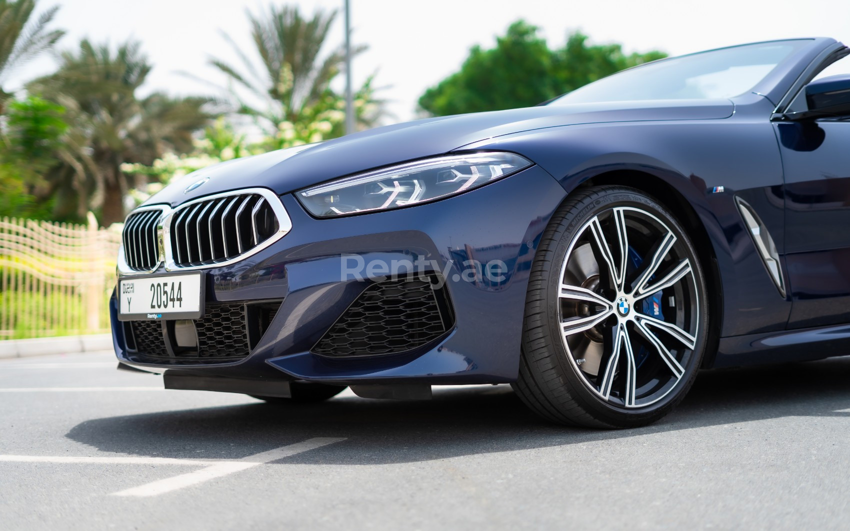 Bleu Foncé BMW 840i cabrio en location à Abu-Dhabi 2