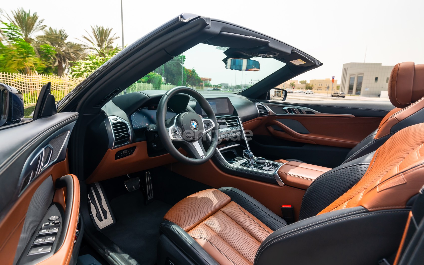 Bleu Foncé BMW 840i cabrio en location à Dubai 5