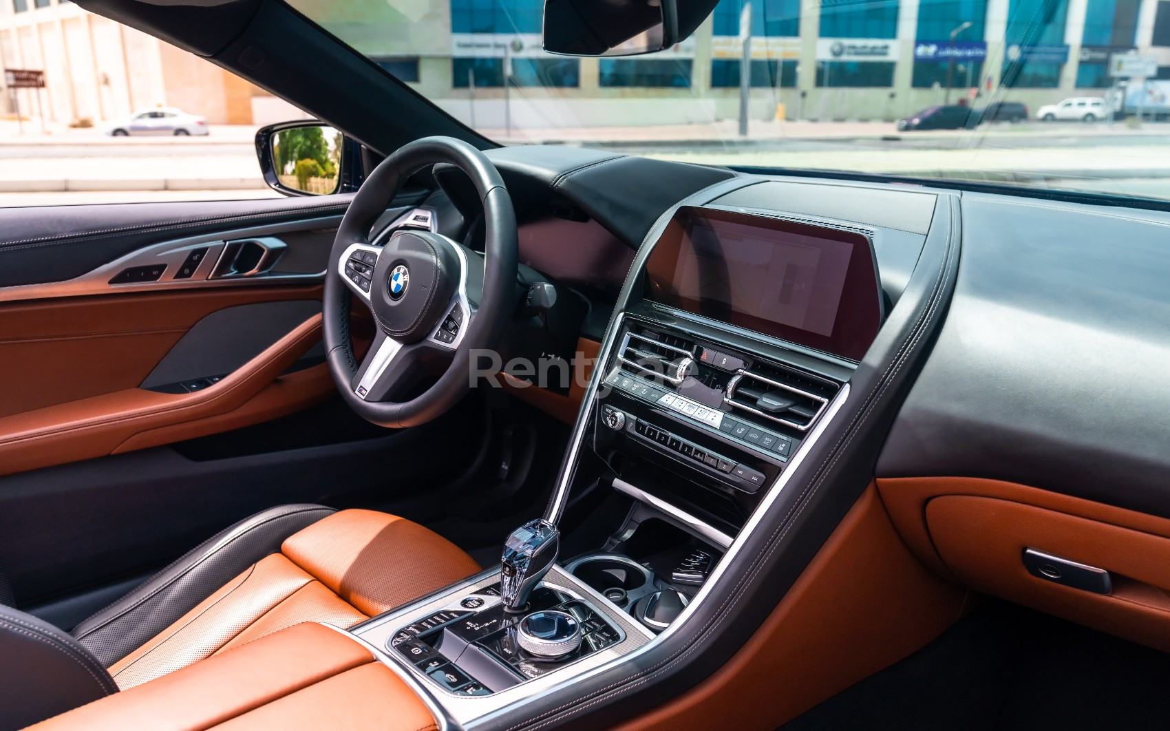 أزرق غامق BMW 840i cabrio للإيجار في دبي 6