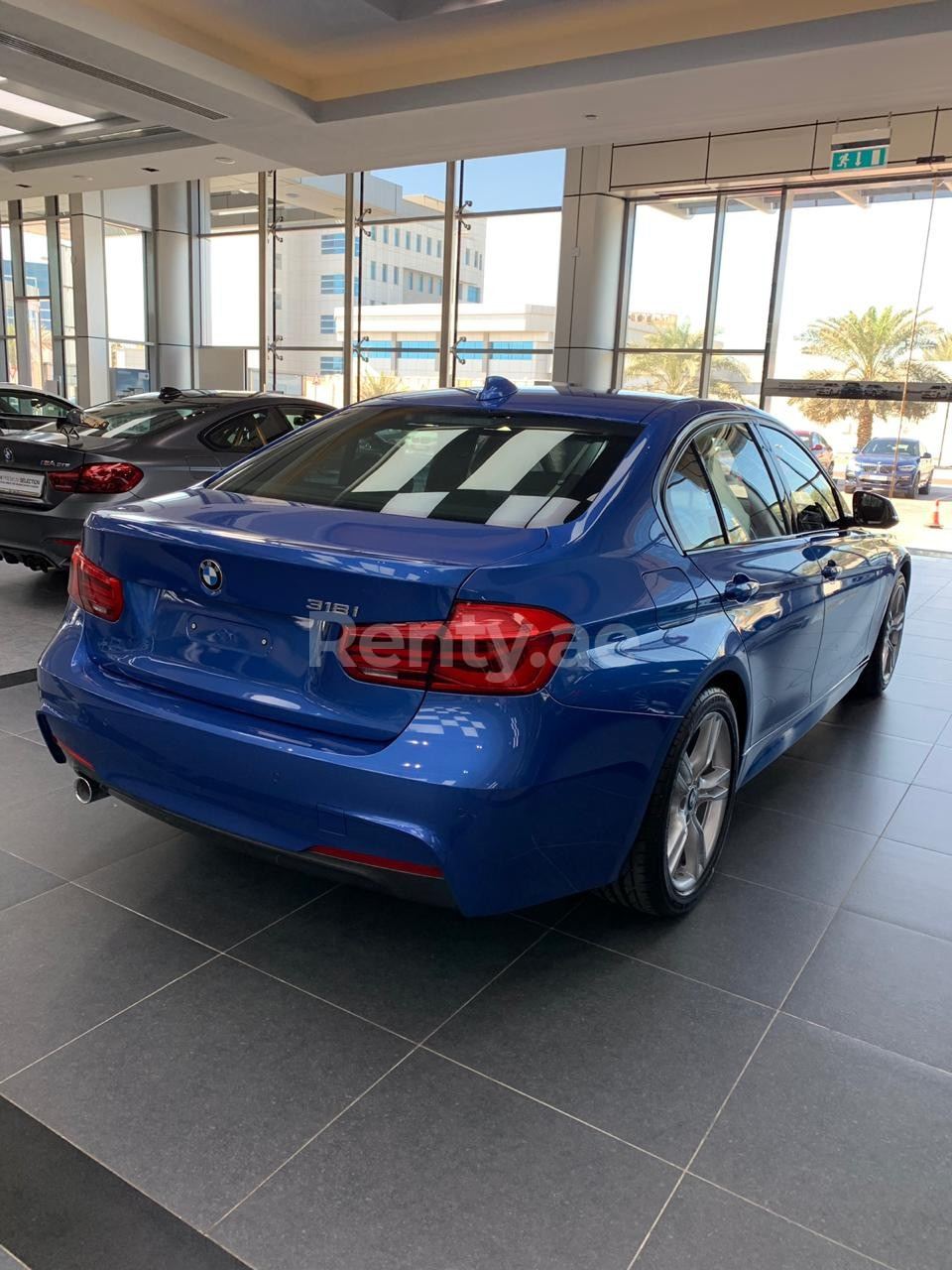 Bleue BMW 318 en location à Abu-Dhabi 2