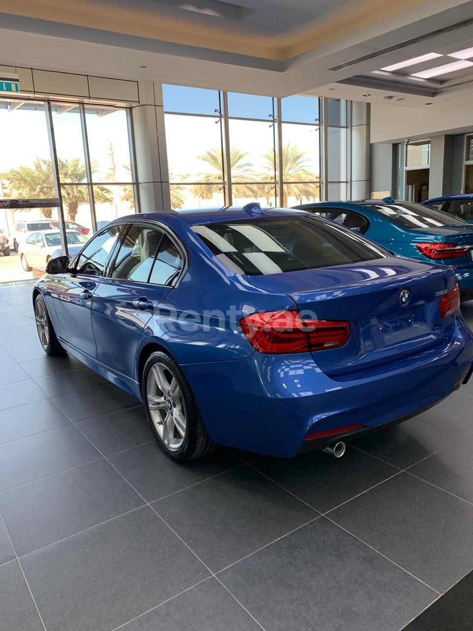 Azul BMW 318 en alquiler en Sharjah 4