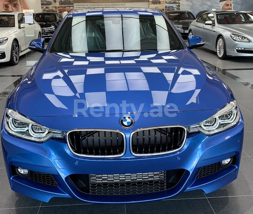 Azul BMW 318 en alquiler en Dubai