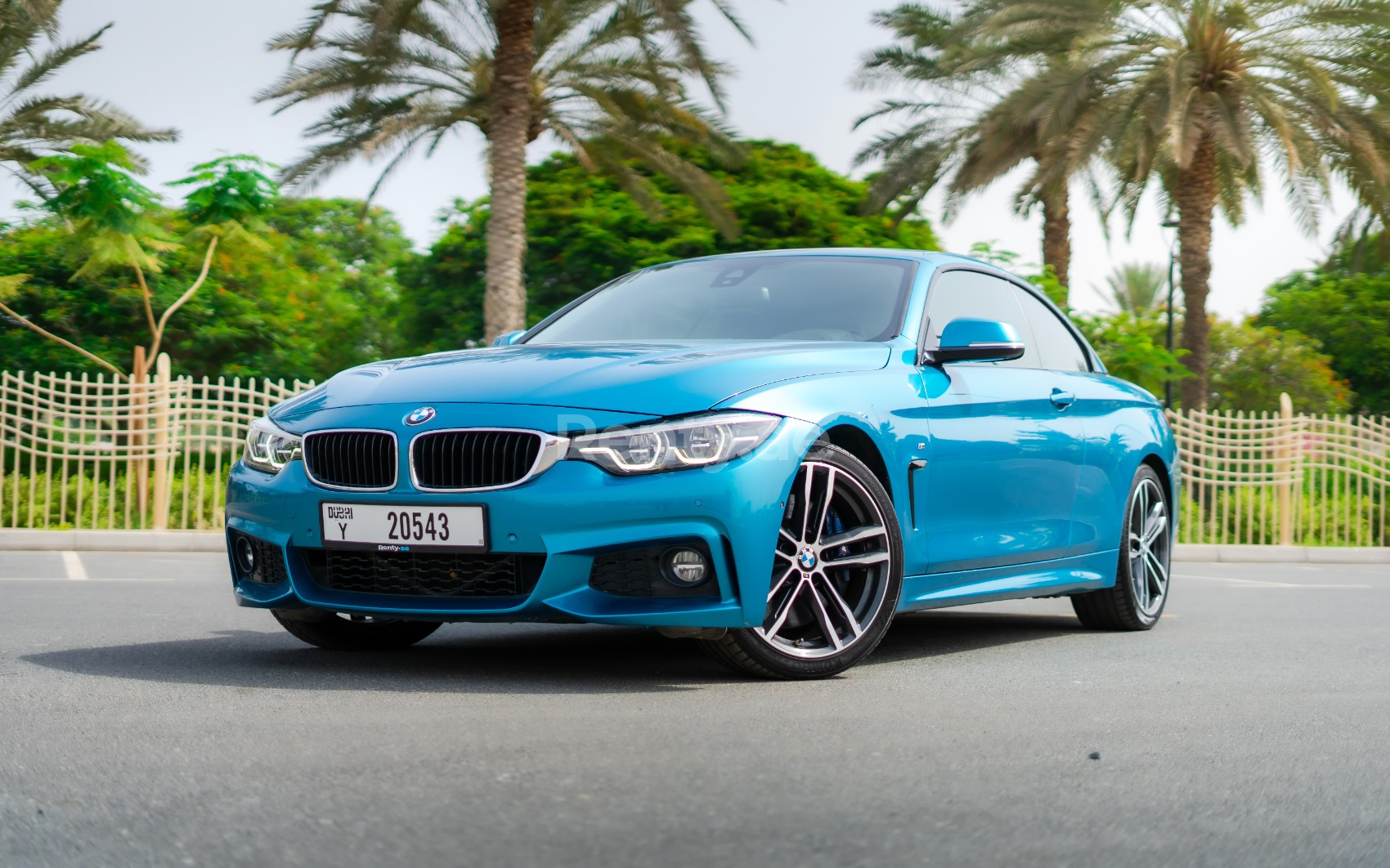 Bleue BMW 430i  cabrio en location à Sharjah 0