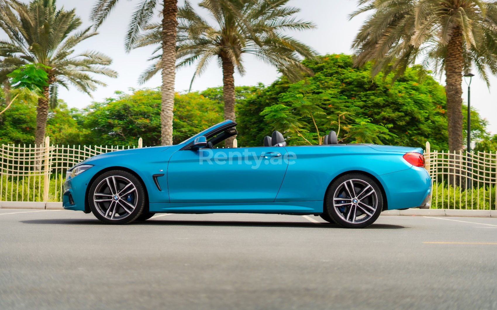 Bleue BMW 430i  cabrio en location à Abu-Dhabi 1