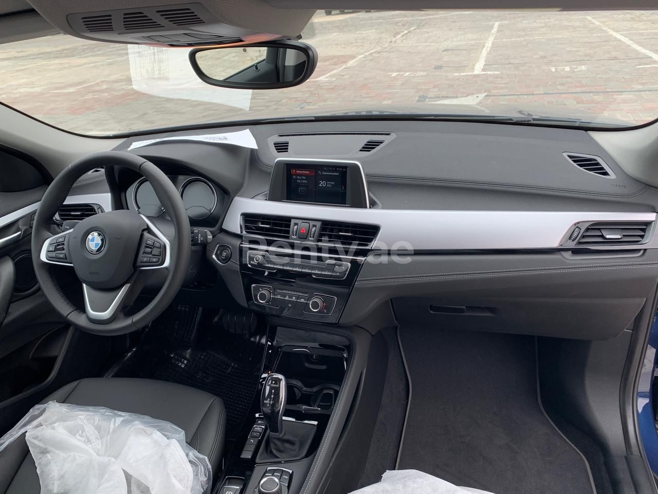 Blau BMW X2 zur Miete in Sharjah 1