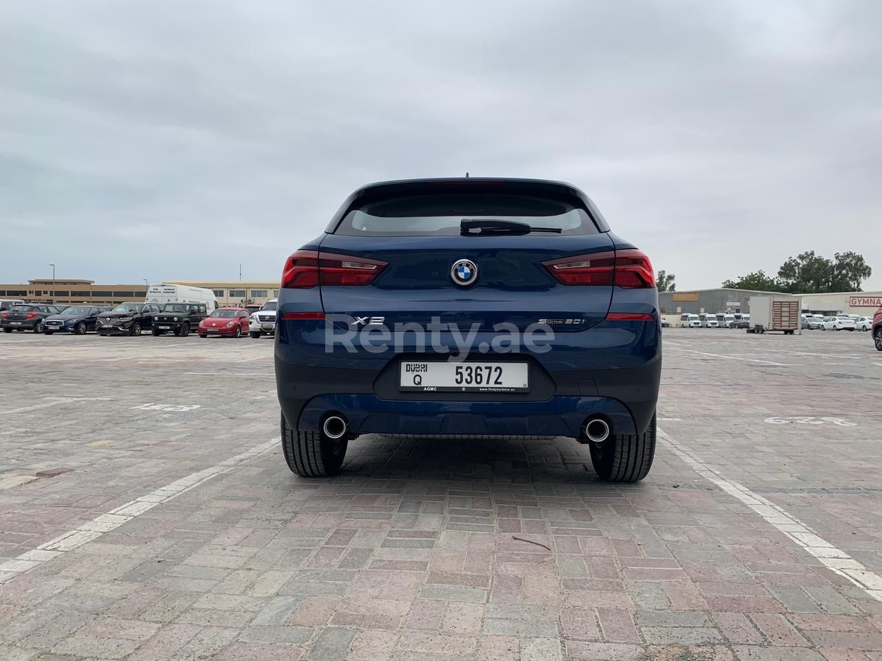 Blau BMW X2 zur Miete in Dubai 4