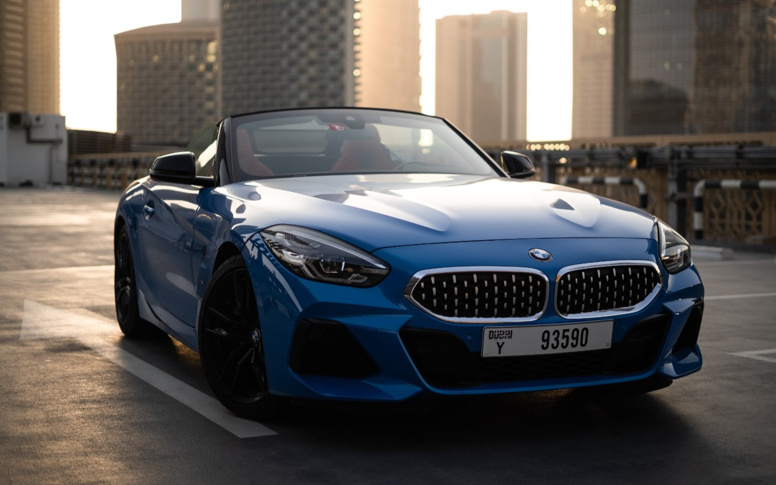 Blau BMW Z4 zur Miete in Abu-Dhabi