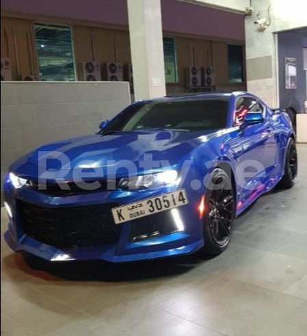 Blau Chevrolet Camaro Coupe zur Miete in Sharjah