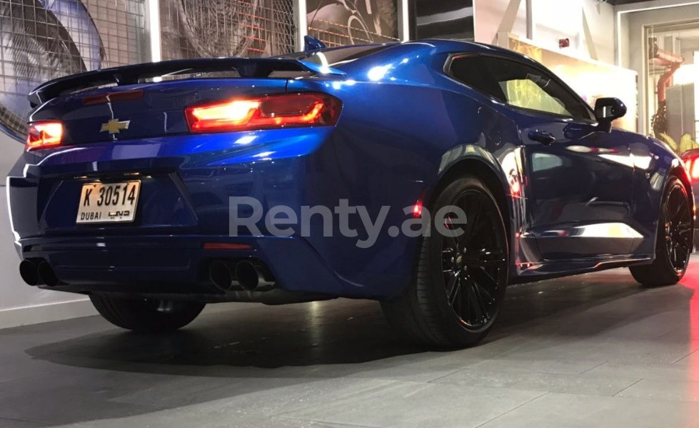 أزرق Chevrolet Camaro Coupe للإيجار في دبي 2