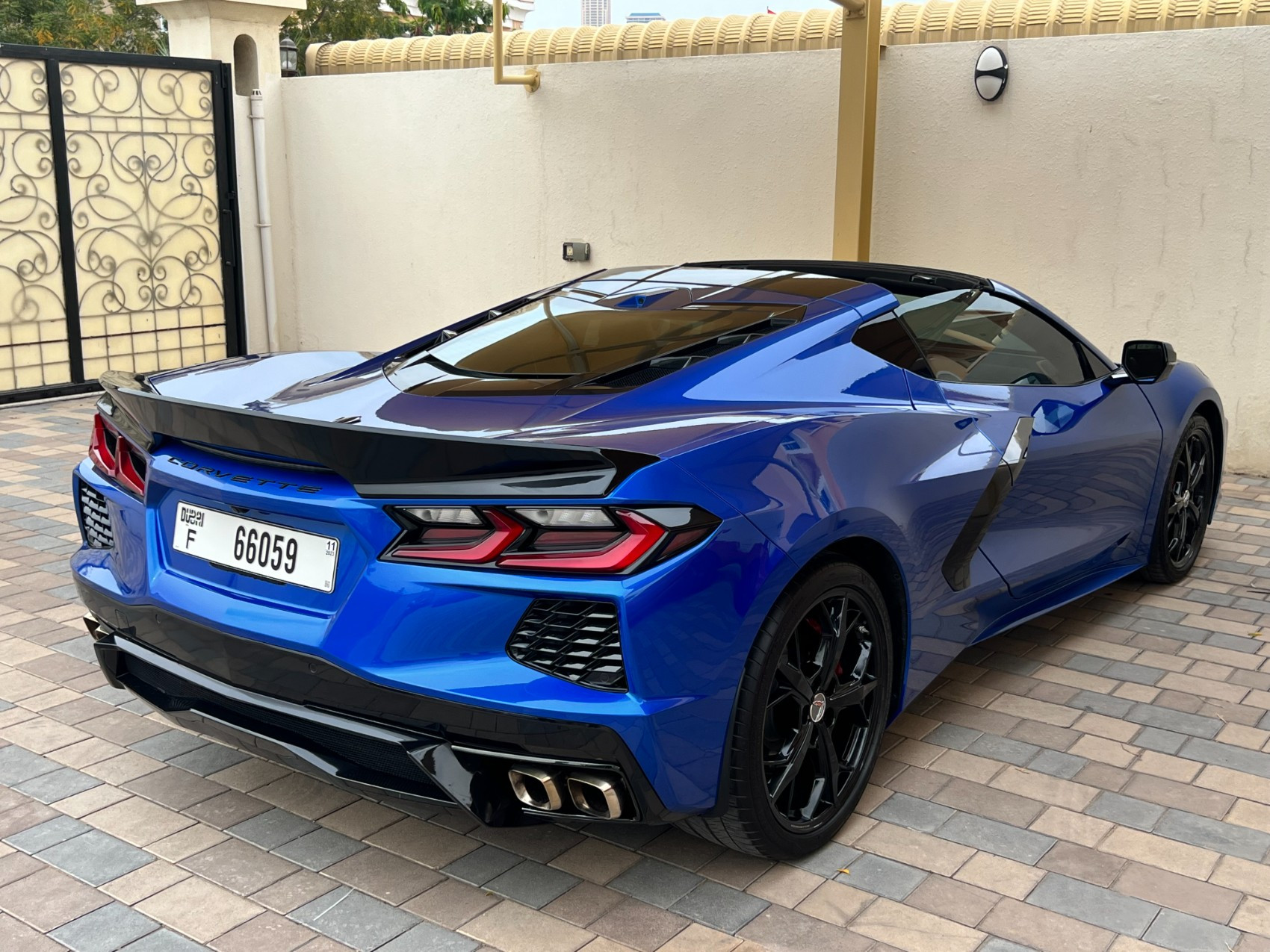 Blu Chevrolet Corvette in affitto a Abu-Dhabi 6