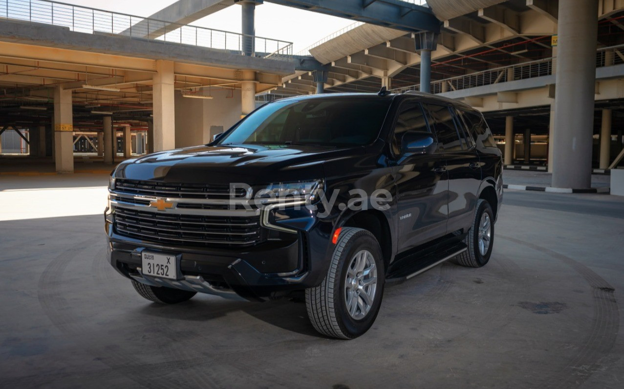 Blu Chevrolet Tahoe in affitto a Dubai