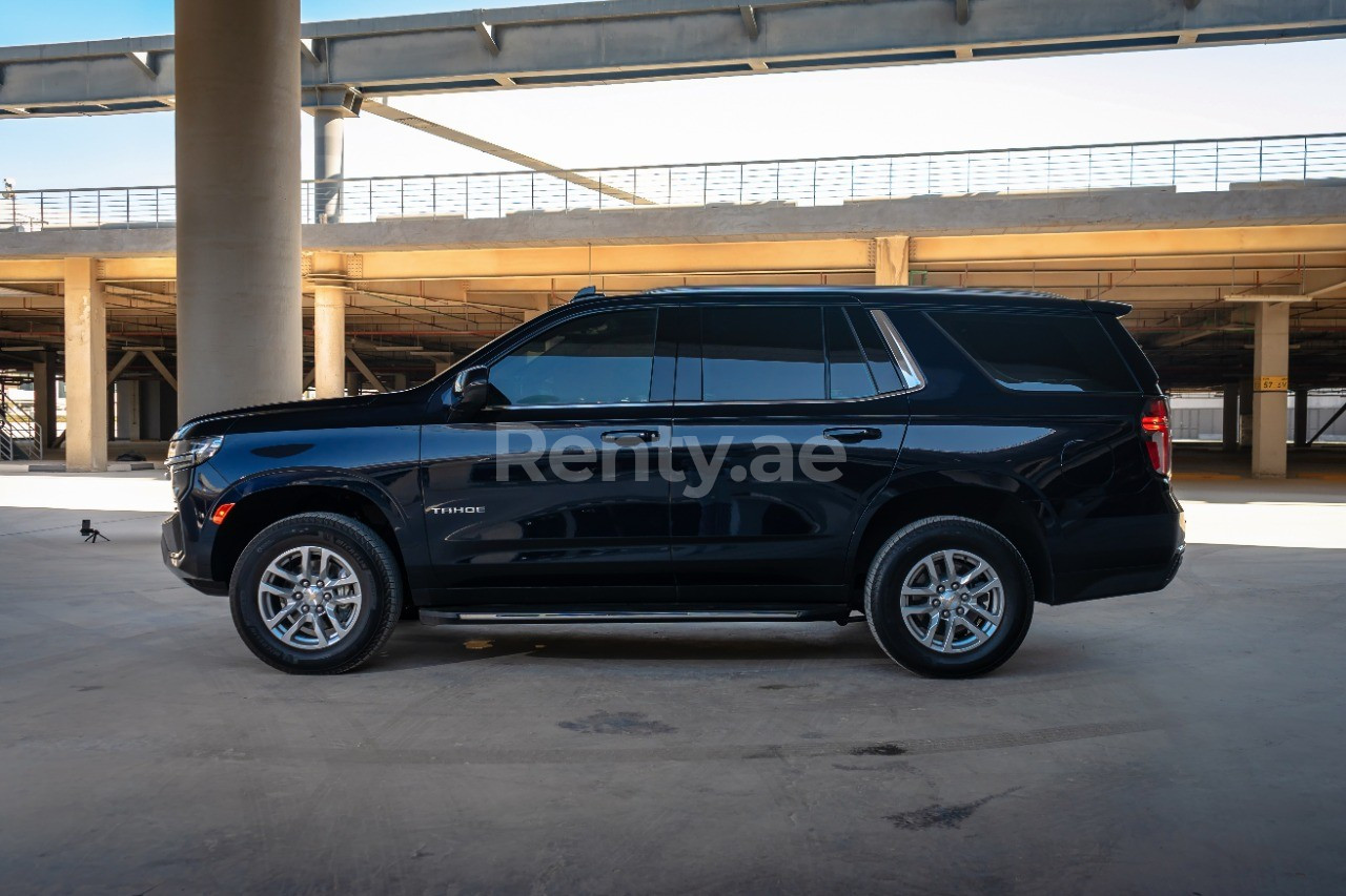 Bleue Chevrolet Tahoe en location à Abu-Dhabi 0