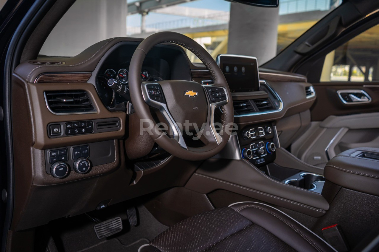 Azul Chevrolet Tahoe en alquiler en Sharjah 3