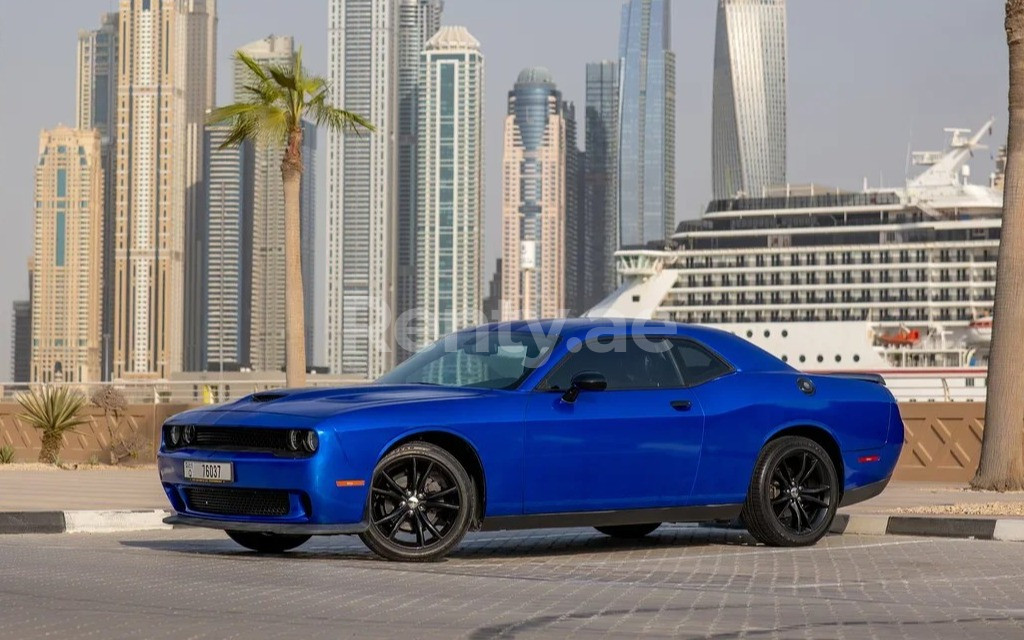 Bleue ZZZ Dodge Challenger en location à Sharjah