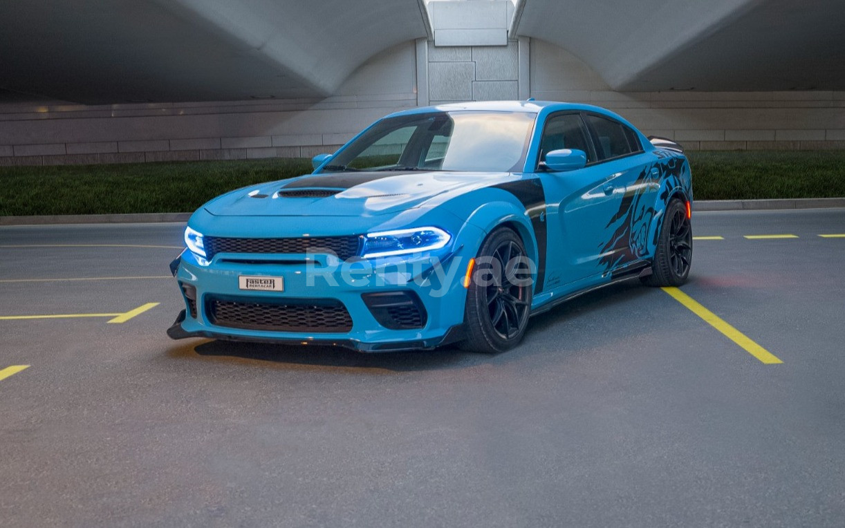 Azul Dodge Charger en alquiler en Dubai