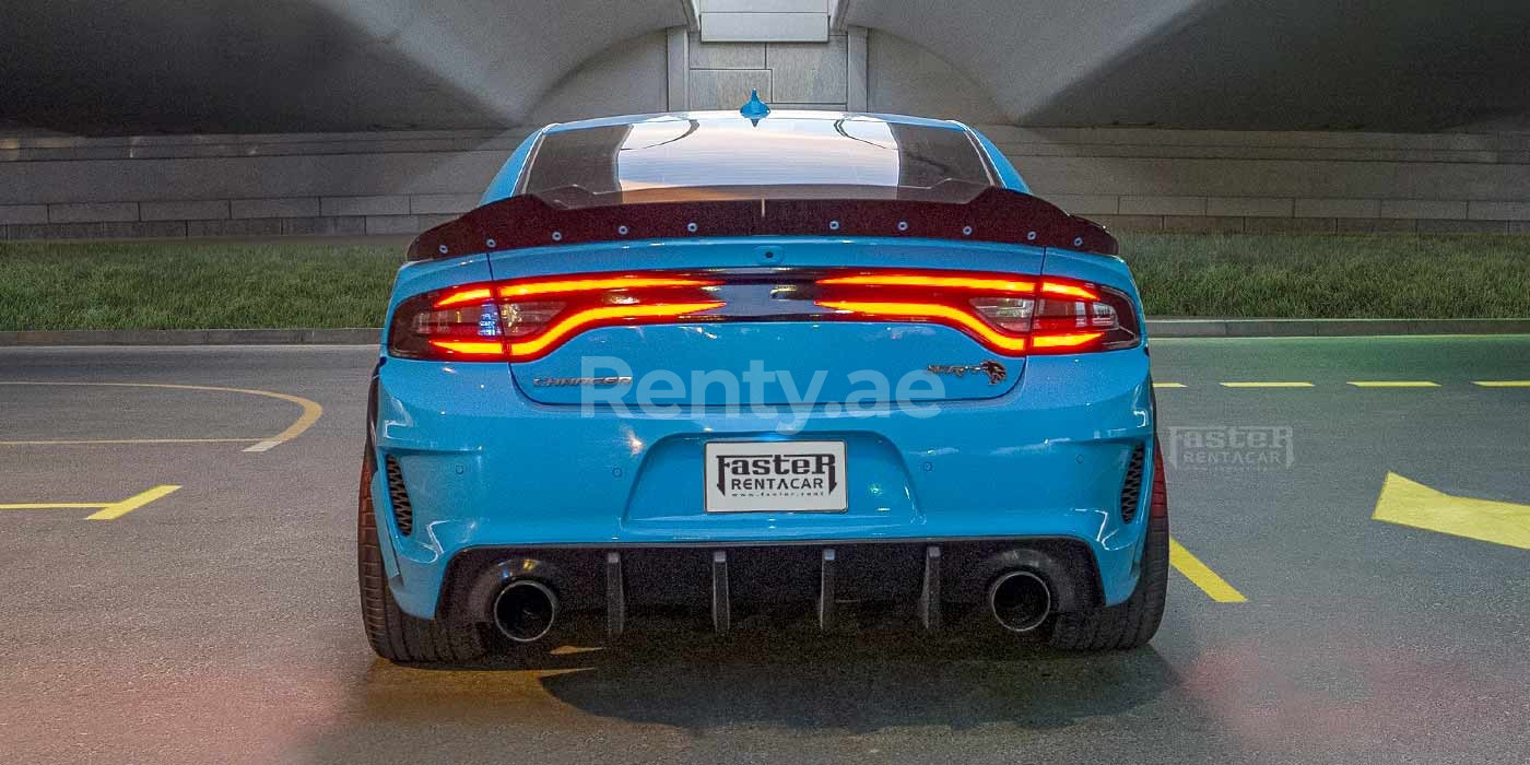 Bleue Dodge Charger en location à Sharjah 3