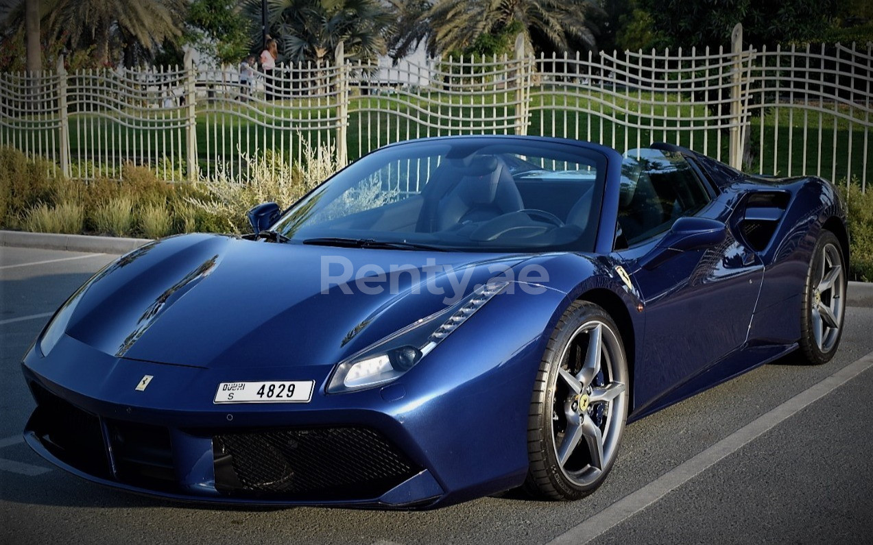 أزرق Ferrari 488 Spyder للإيجار في دبي