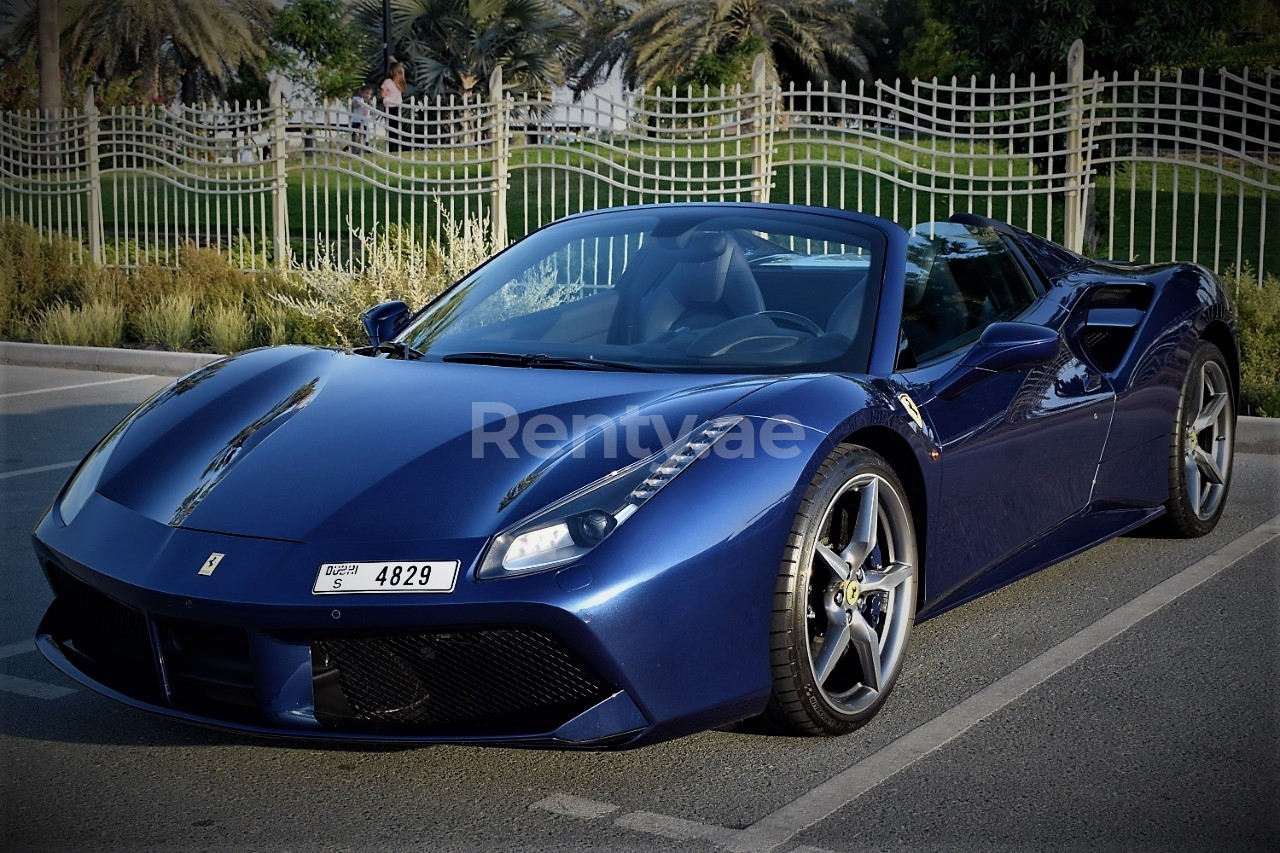 أزرق Ferrari 488 Spyder للإيجار في دبي 2