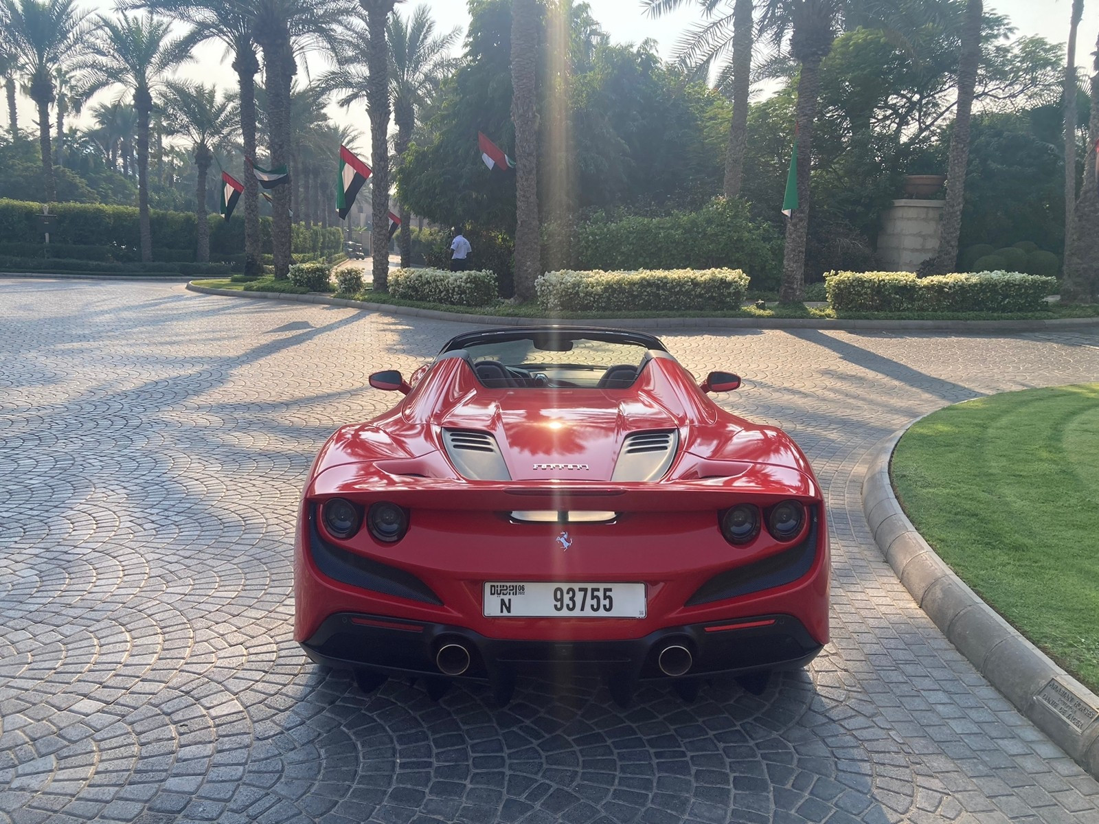 Rosso Ferrari F8 Spider in affitto a Dubai 3