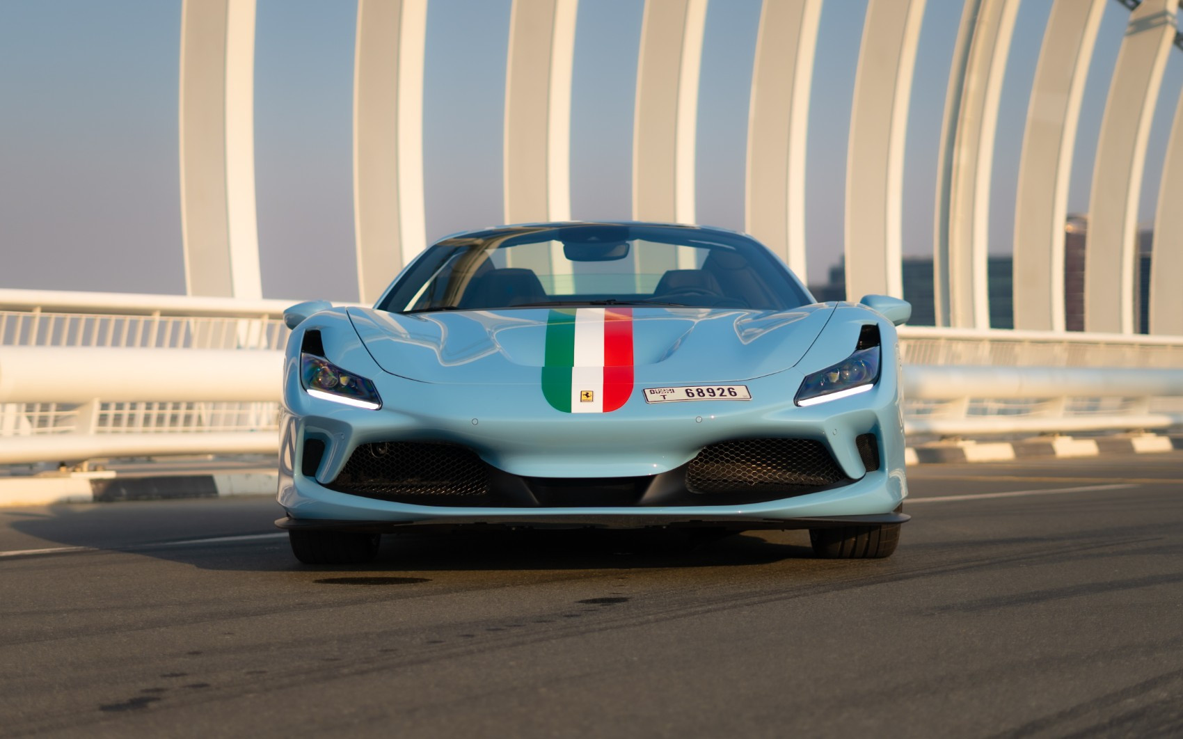 أزرق Ferrari F8 Tributo Spyder للإيجار في الشارقة 0