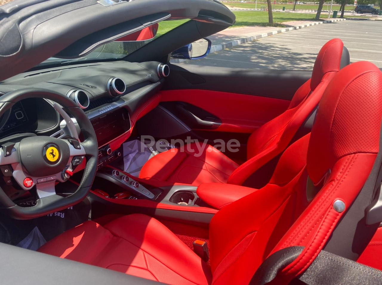 Bleue Ferrari Portofino Rosso en location à Dubai 2