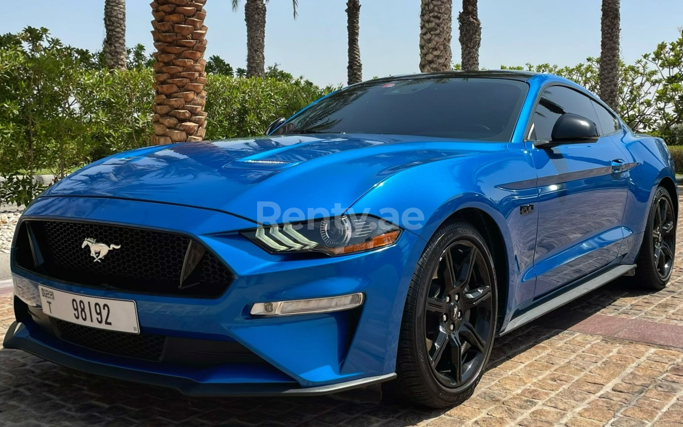 Bleue Ford Mustang GT Premium V8 en location à Dubai