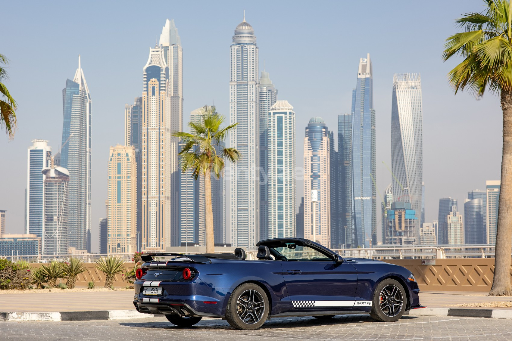 Blu Ford Mustang Cabrio in affitto a Sharjah 0