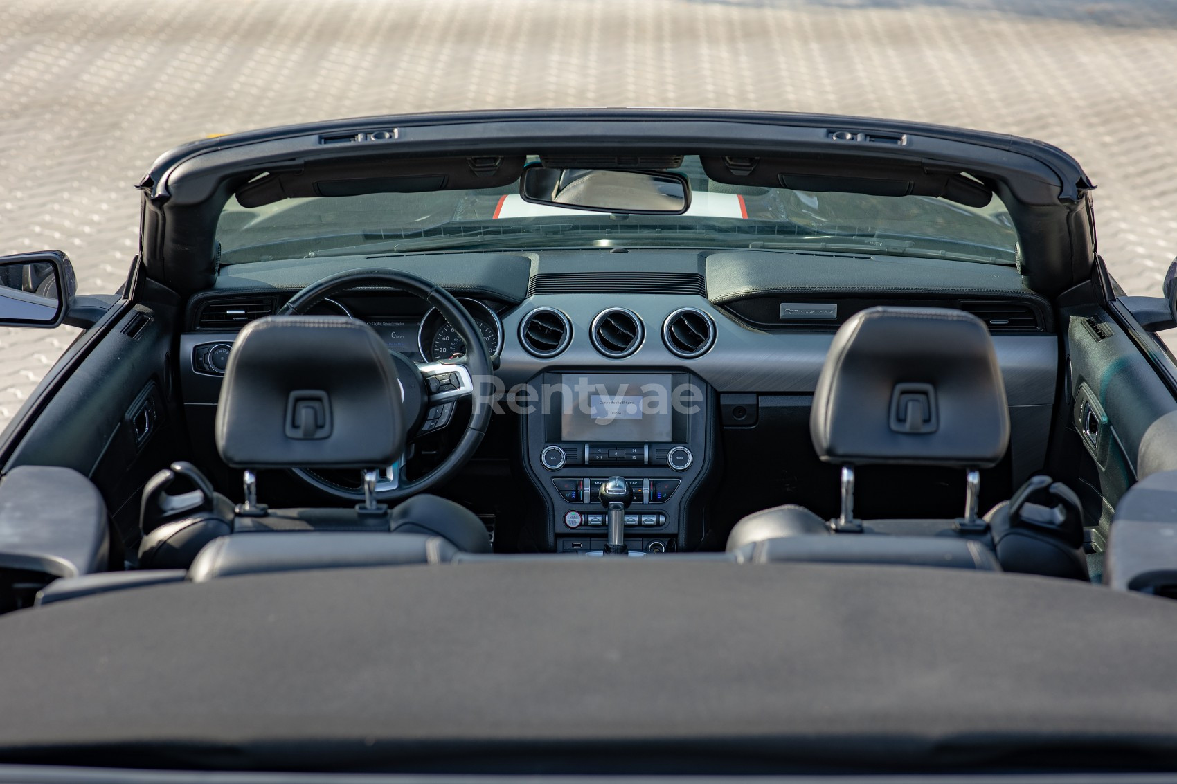 Blau Ford Mustang Cabrio zur Miete in Abu-Dhabi 2