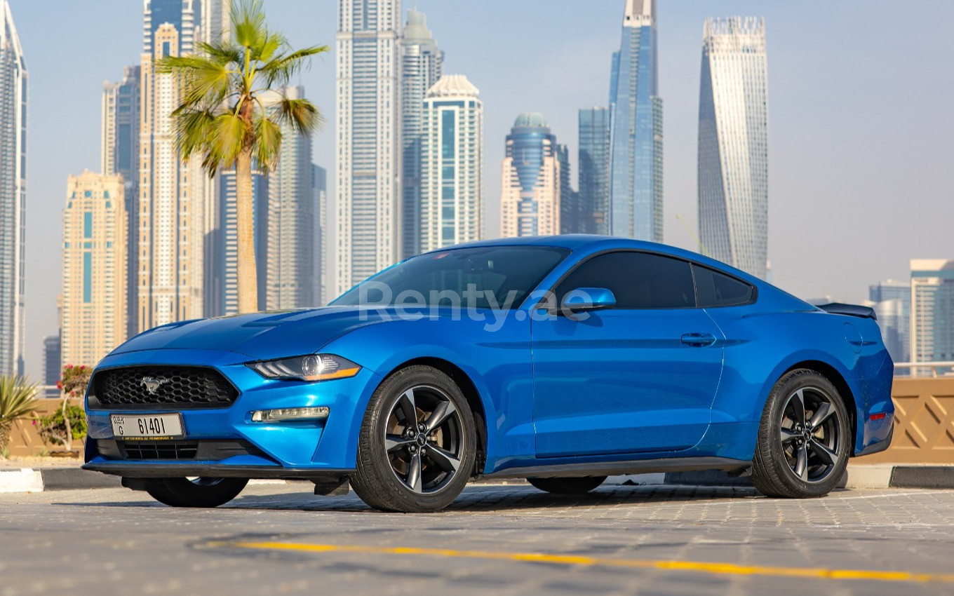 Azul Ford Mustang en alquiler en Abu-Dhabi