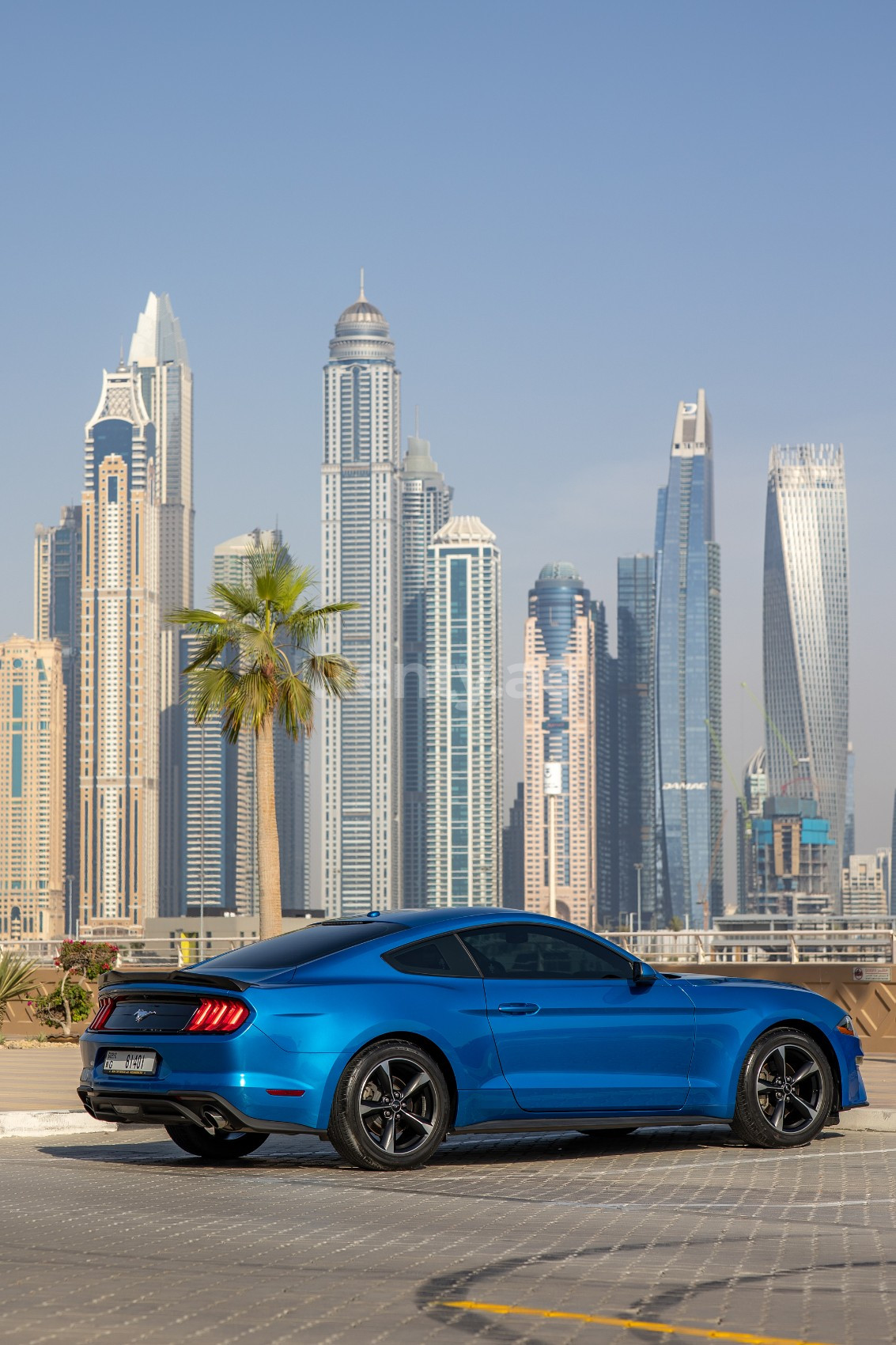 Azul Ford Mustang en alquiler en Abu-Dhabi 0