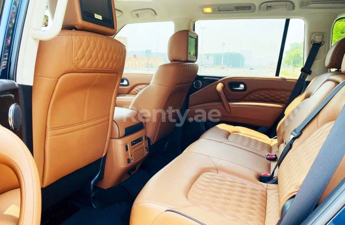 أزرق Infiniti QX80 للإيجار في دبي 3