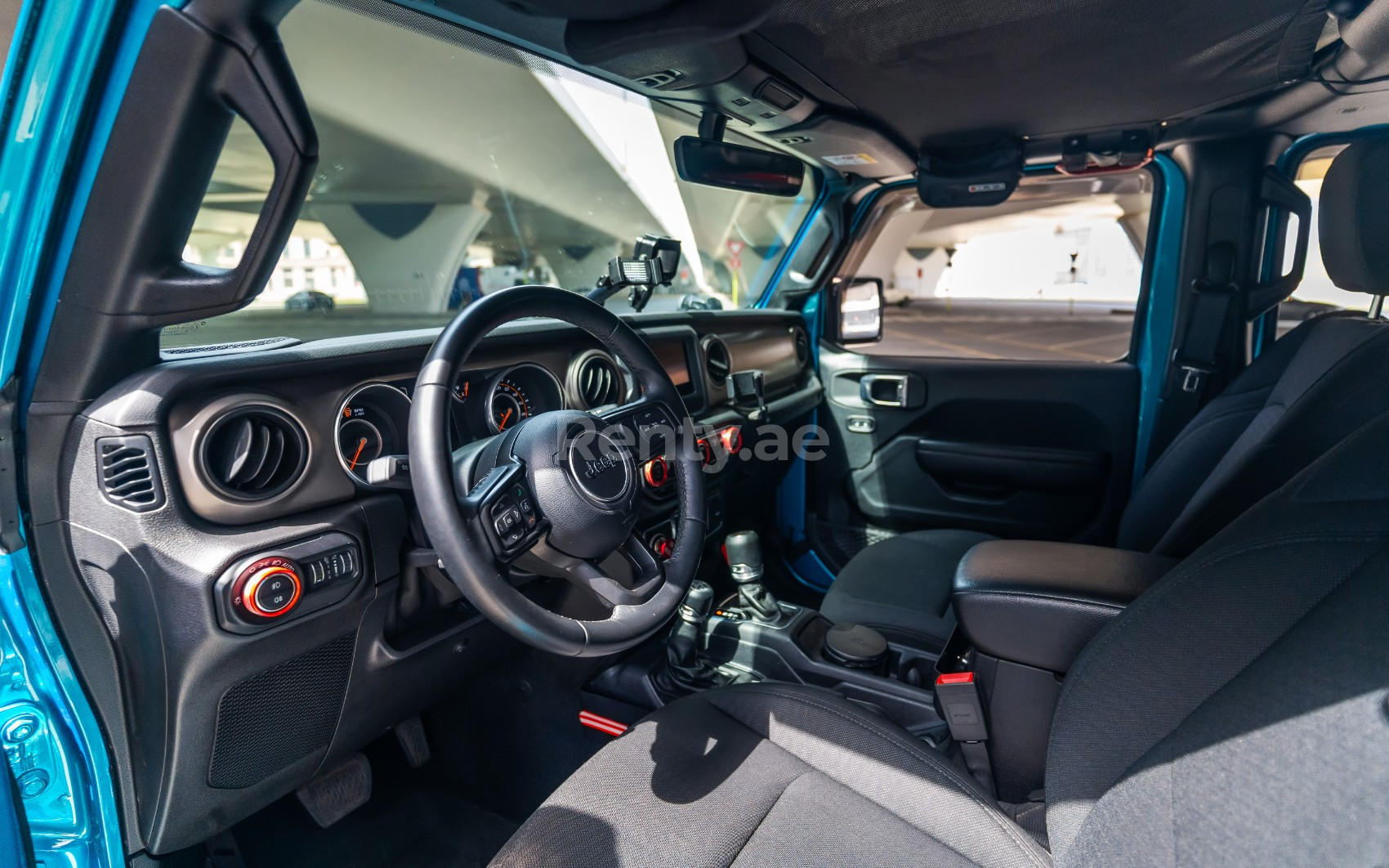 Azul Jeep Wrangler Limited Sport Edition convertible en alquiler en Dubai 3